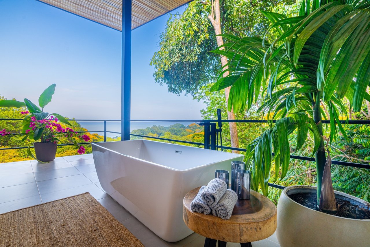 Modern Tropical Infinity Pool Home, Dominical, Puntarenas