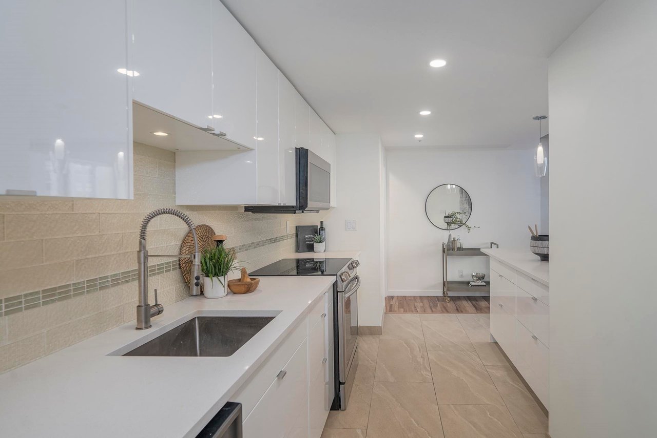 1302-183 Keefer Pl