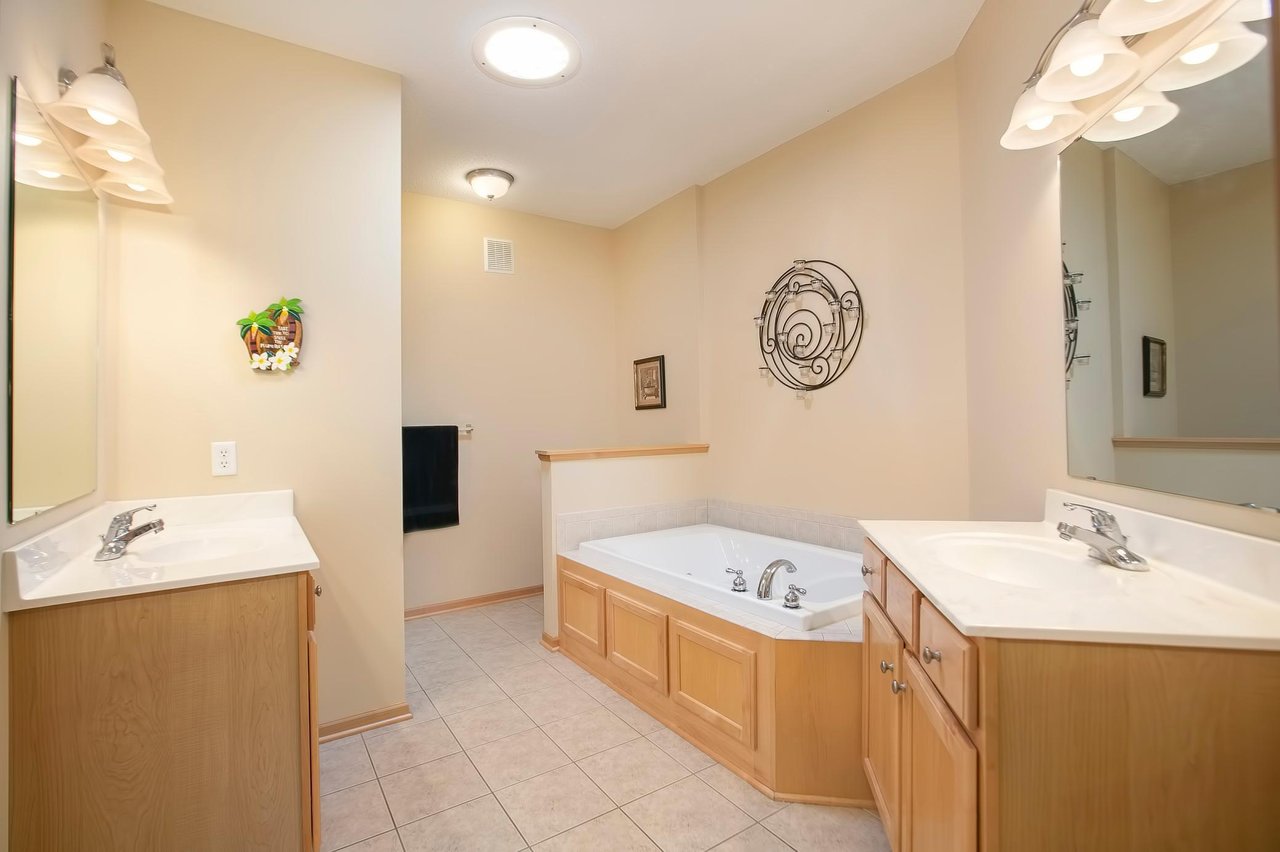 Gorgeous End-Unit Townhome!