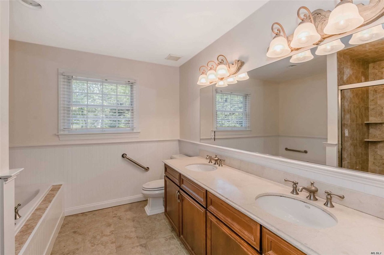 5 Cannon Ct, Huntington