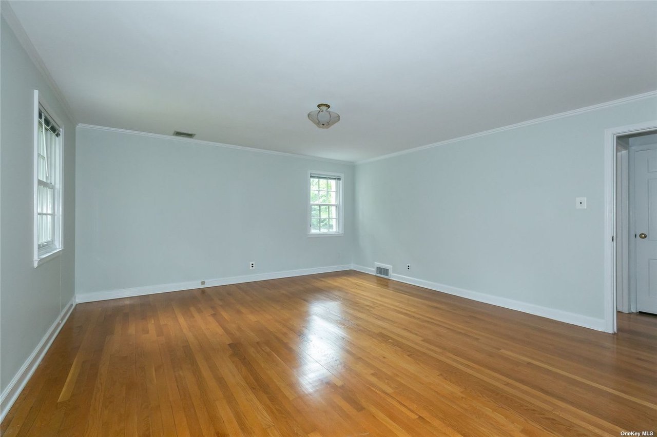 30 Colonial Dr, Huntington