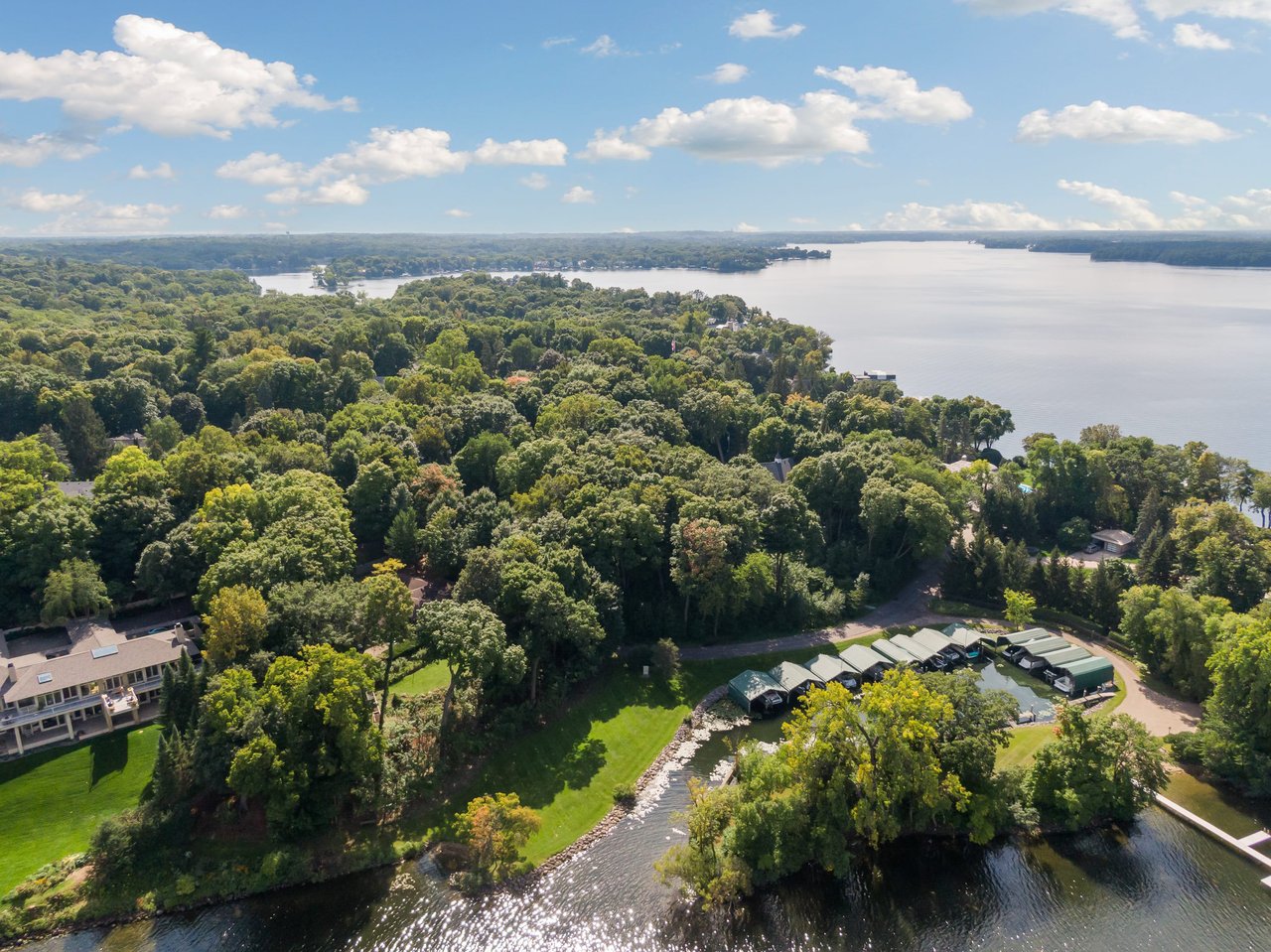 Lakeshore Estate Jewel on Robinson's Bay