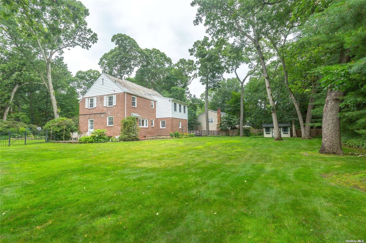 30 Colonial Dr, Huntington
