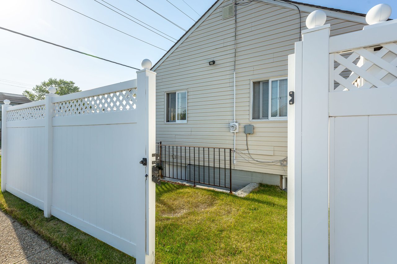 30 Gardner Ave, Hicksville