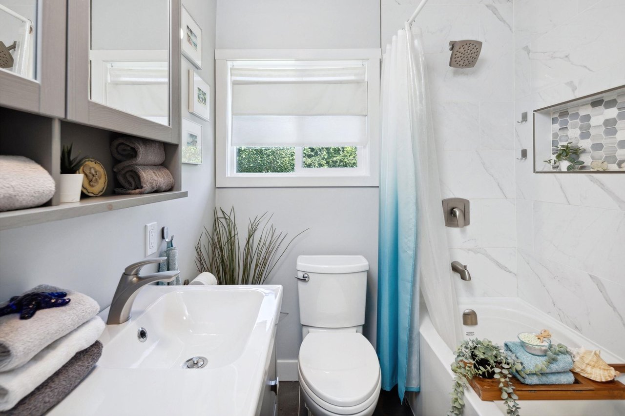 1384 Fernwood Cres
