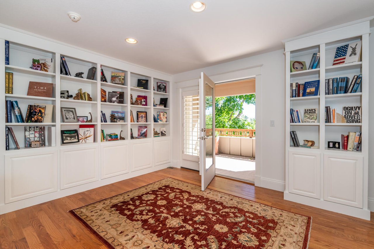 1686 Sunset Blvd