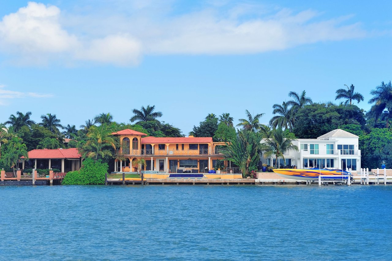 luxury houses neighborhood near the beach