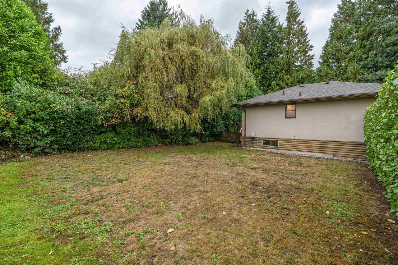 993 Friar Cres