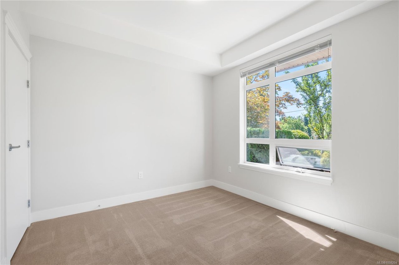 106-935 Cloverdale Ave, Saanich