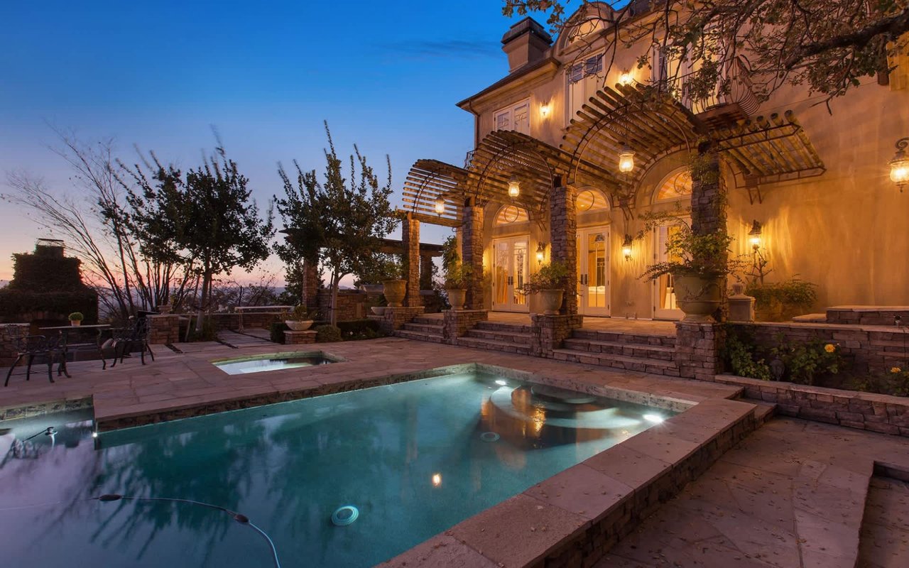 Luxury Living in Alamo: Exploring High-End Properties and Estates