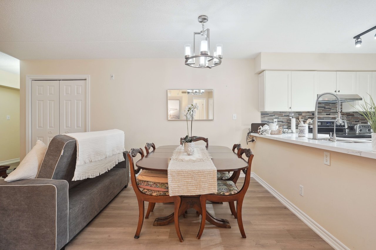 Welcoming 2 bedroom unit in sought after Glen Abbey neighbourhood