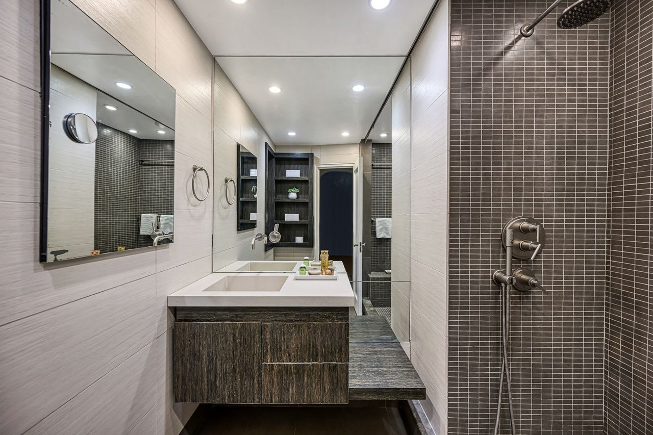 225 W 25th St