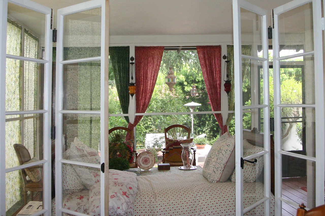 Romantic Spanish in Brentwood Glen