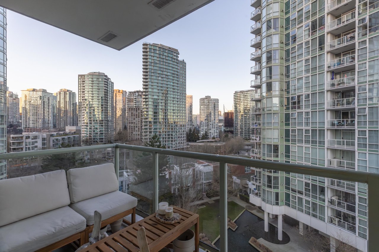 1003-1099 Marinaside Cres
