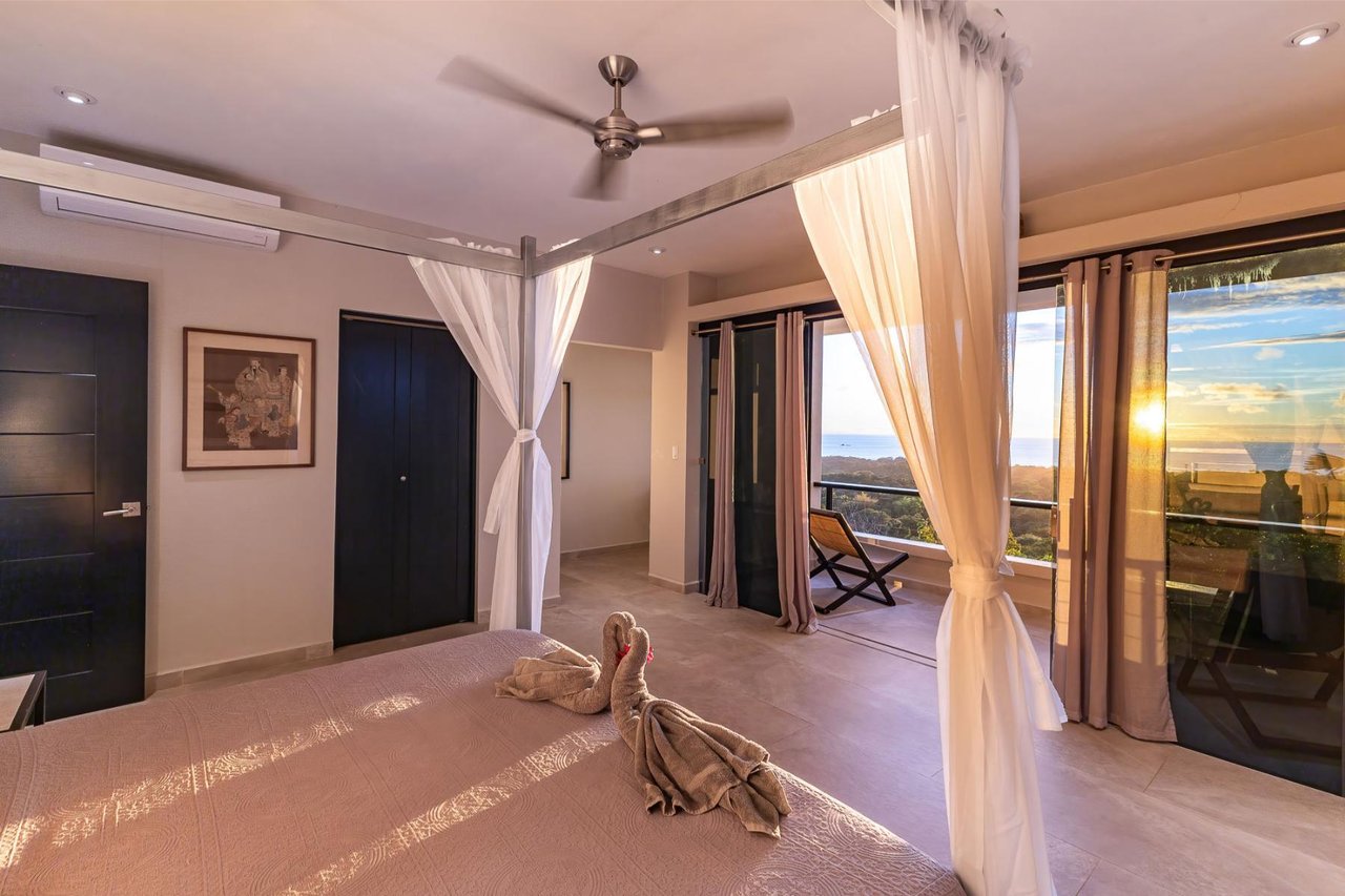Hilltop Villa with Infinity Pool, Uvita, Puntarenas