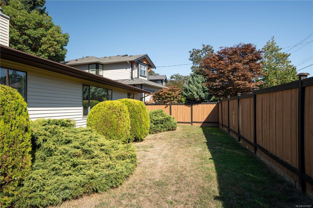 4101 Scoones Pl, Saanich