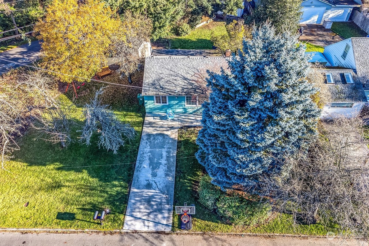 13756 Densmore Ave