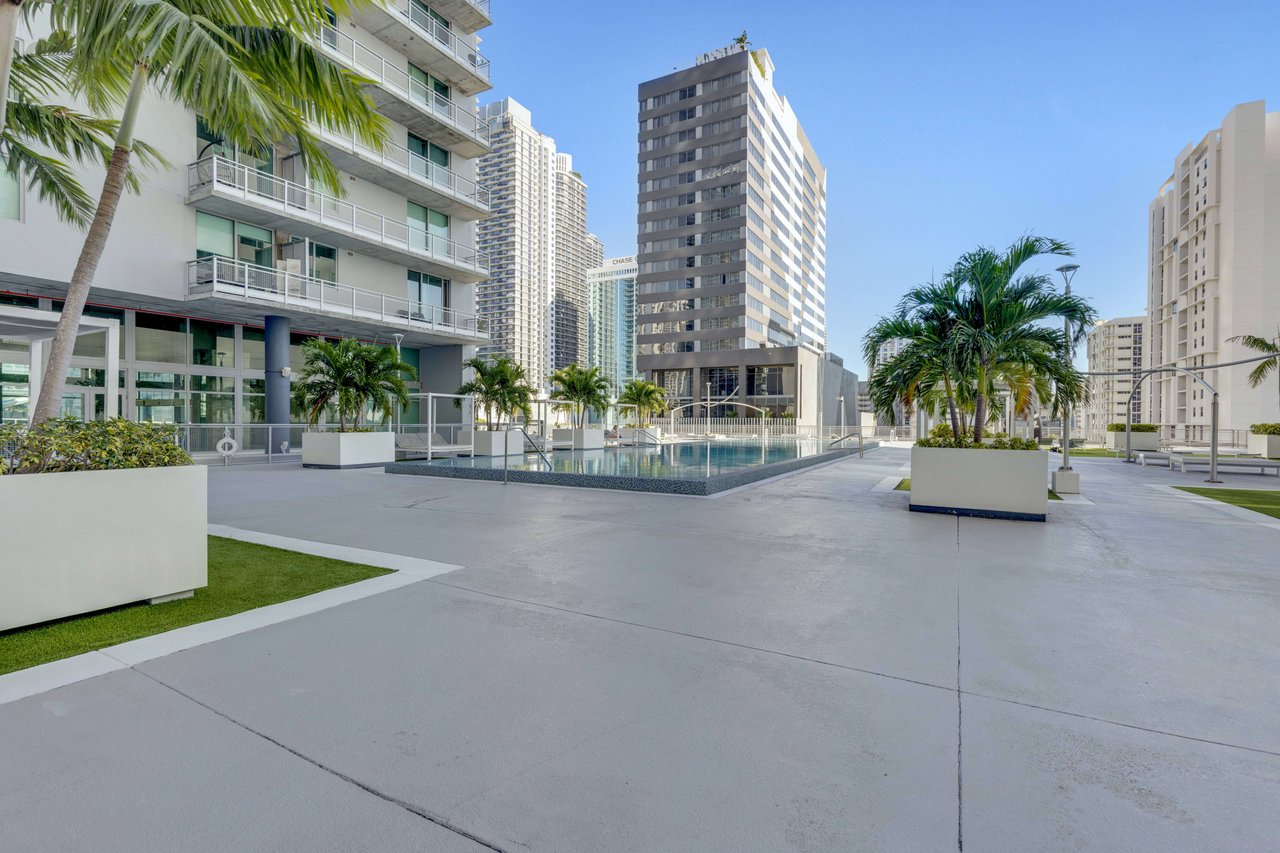 690 SW 1Ct #2308 Miami FL-33130
