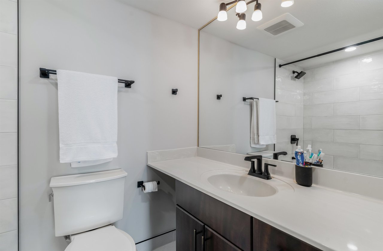 1102-1045 Quayside Dr