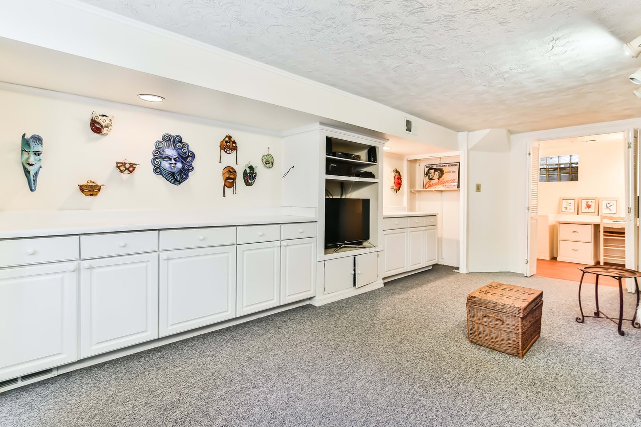3806 N Alta Vista Ter
