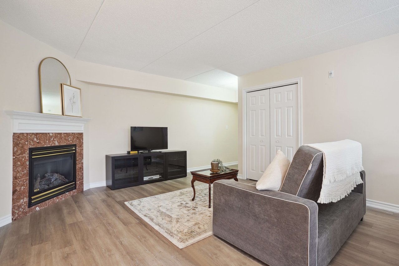 Welcoming 2 bedroom unit in sought after Glen Abbey neighbourhood