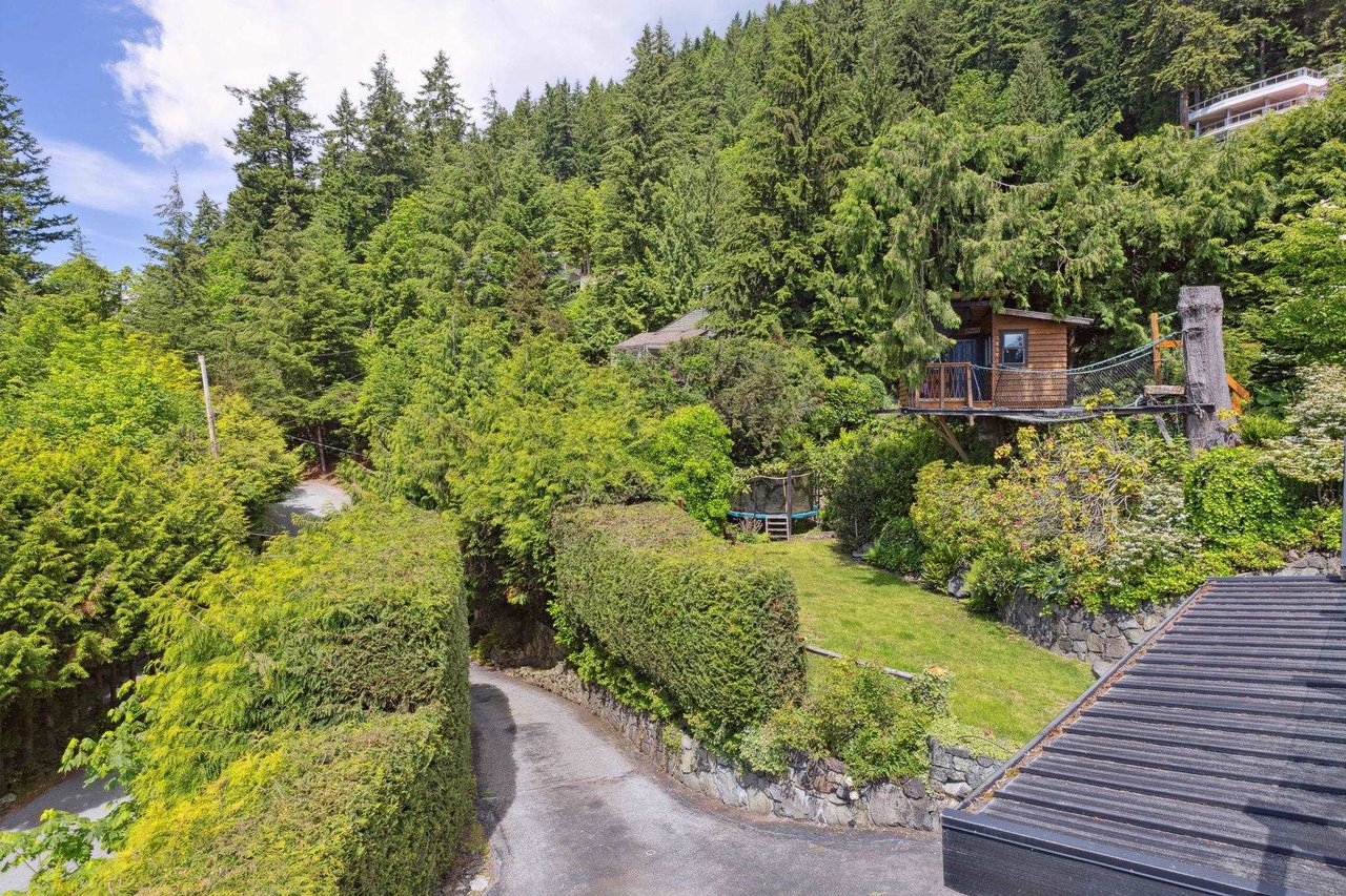 425 Mountain Dr