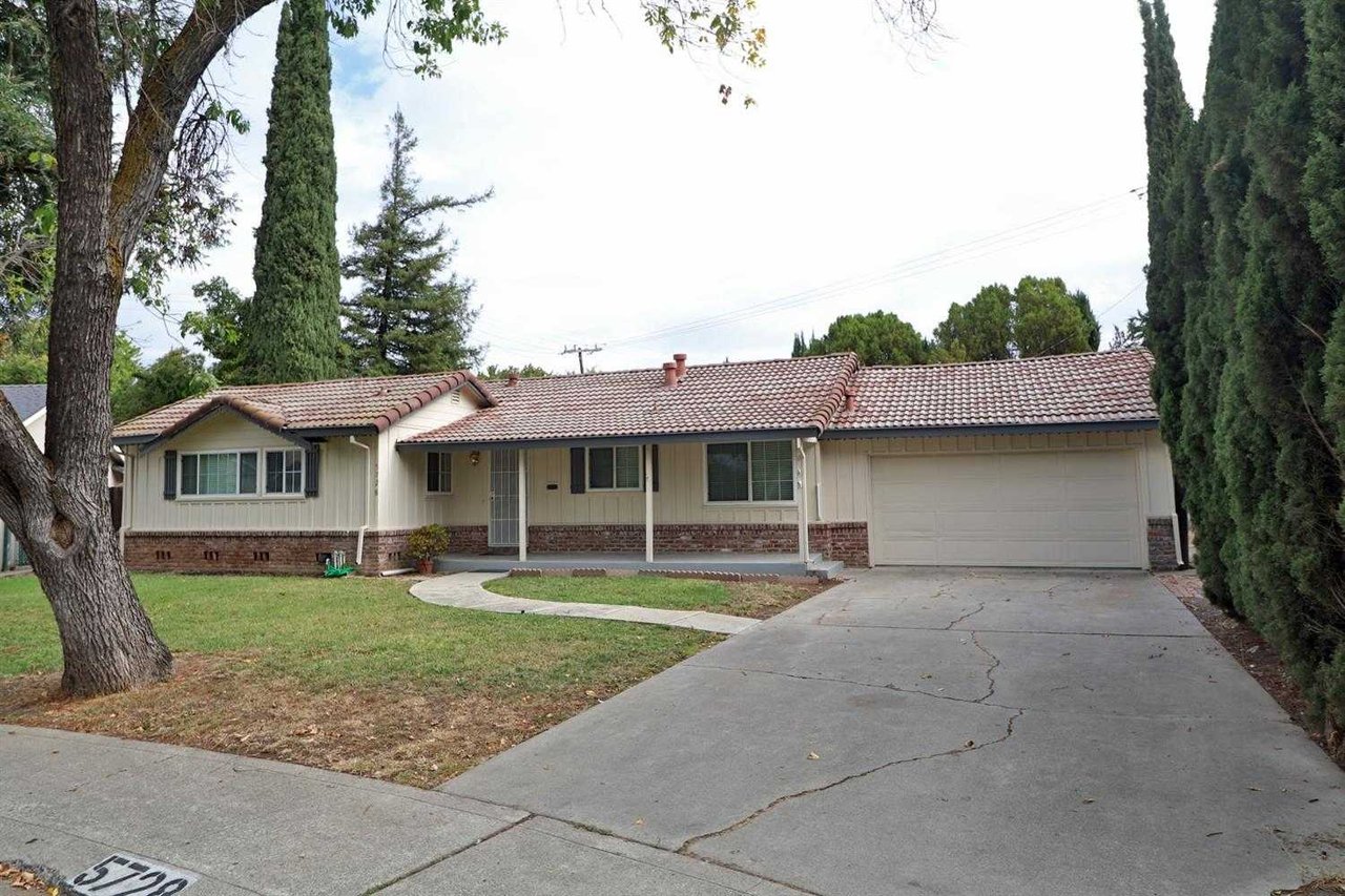 5728 Doncaster Way