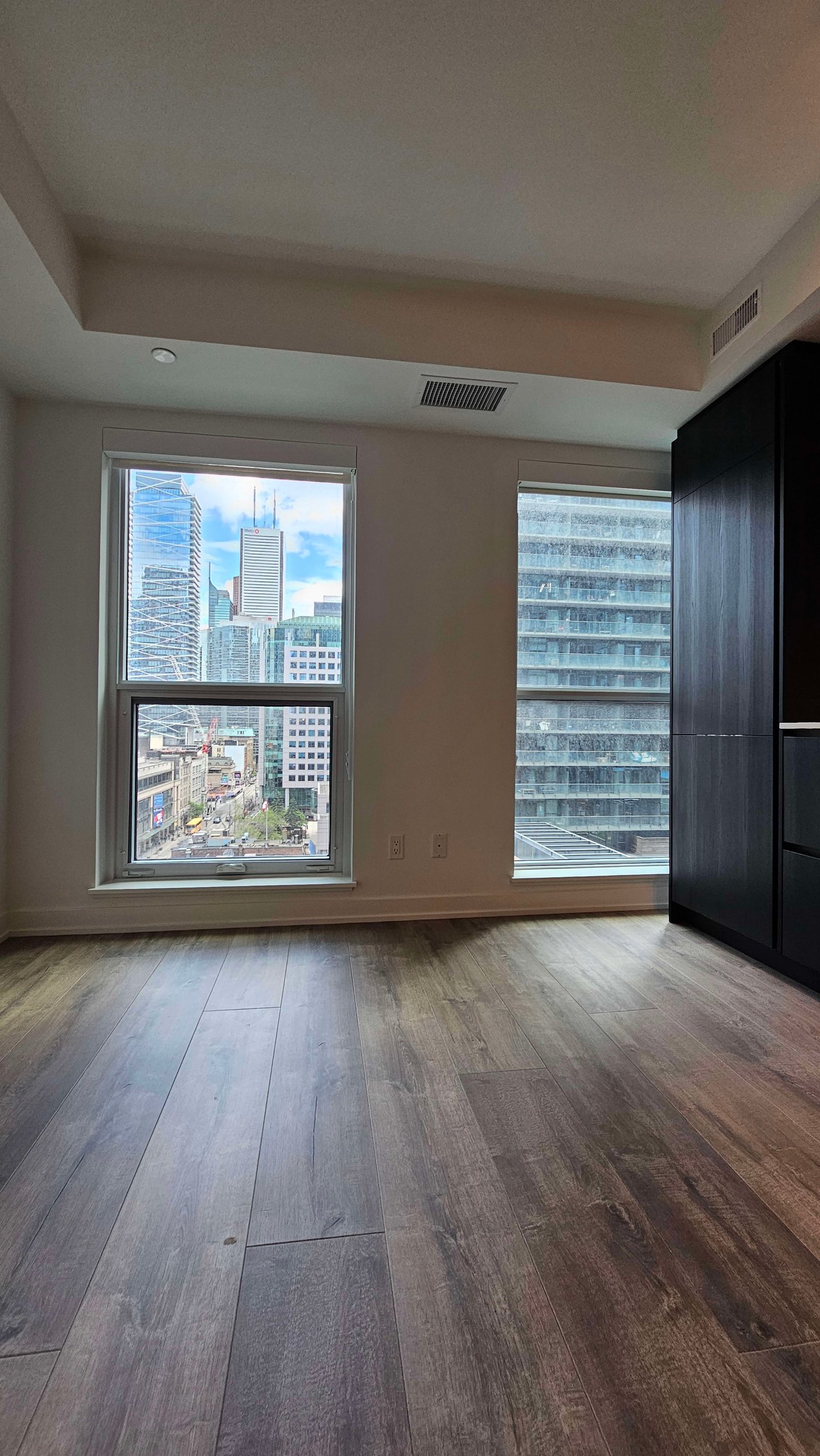327 King St W Unit: 901