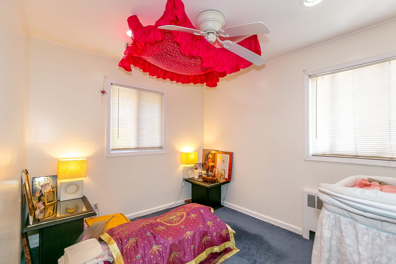 30 Gardner Ave, Hicksville