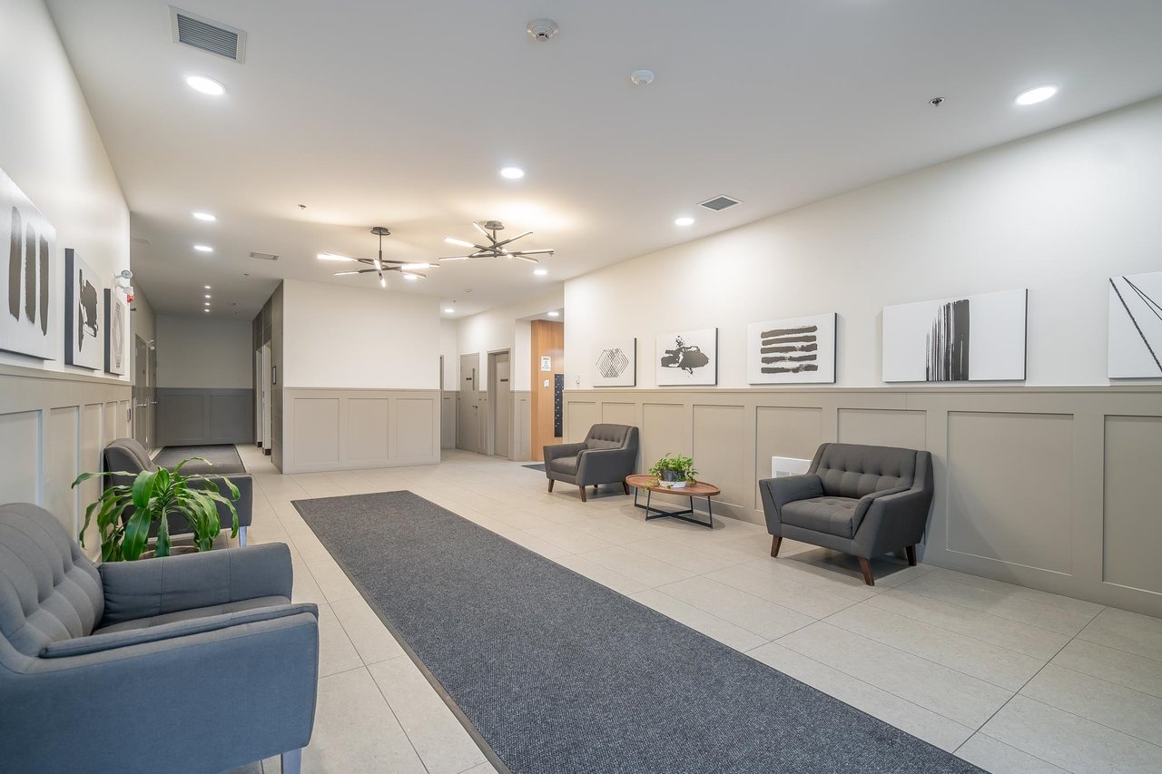 327-2493 Montrose Ave