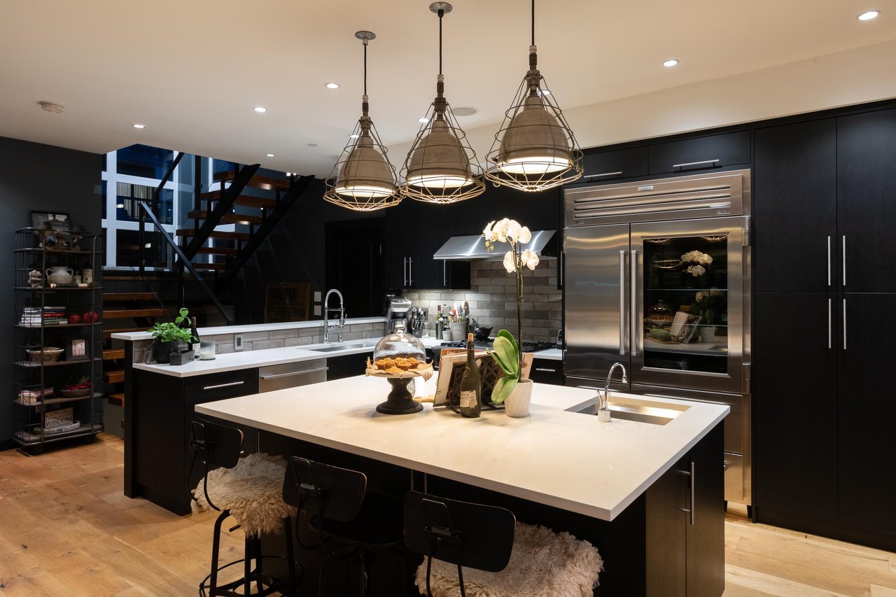 215 W 17th St