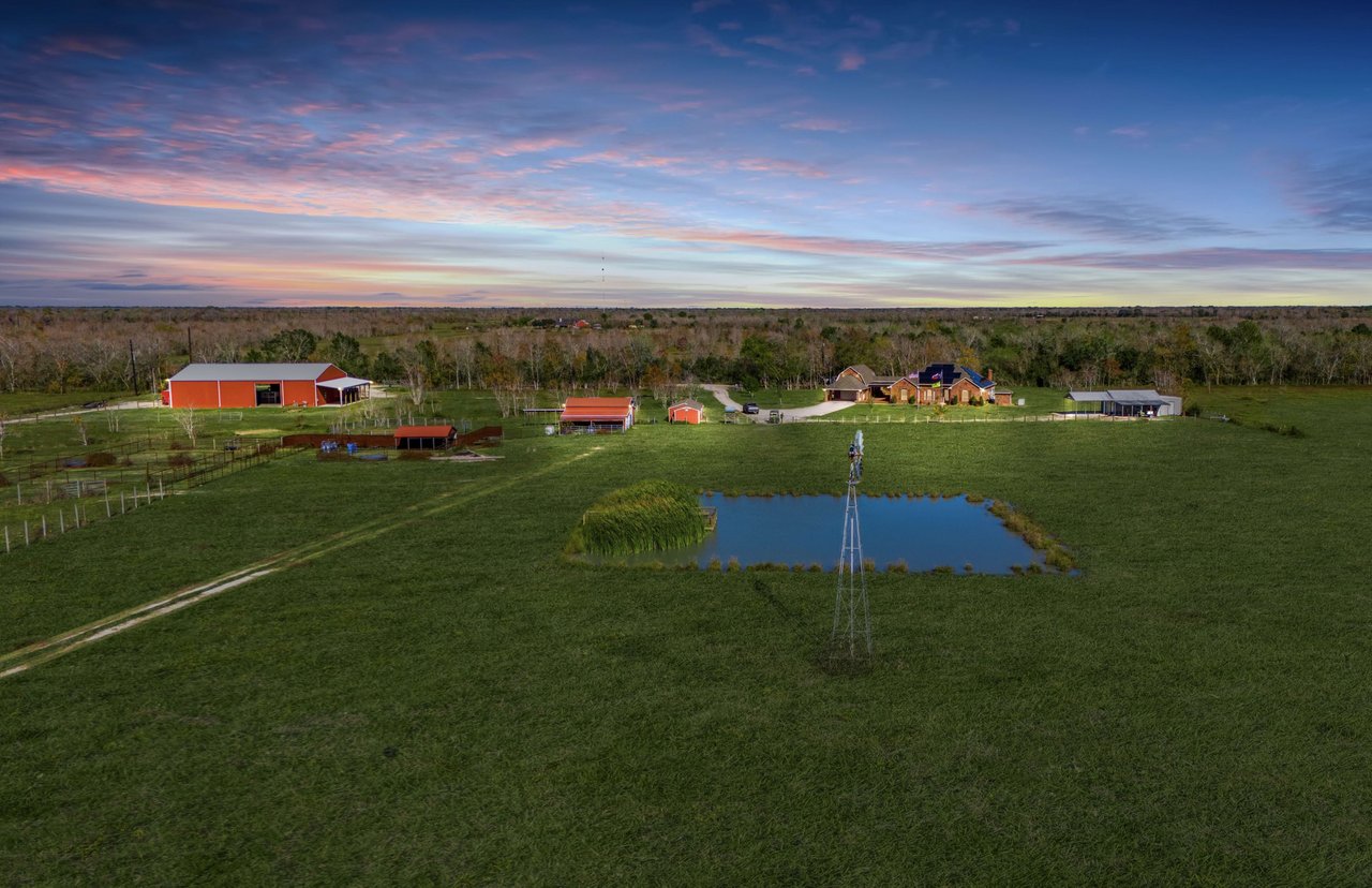 V7 Horse and Cattle Ranch: A custom on an 83-acre horse and cattle ranch in Manvel, Texas