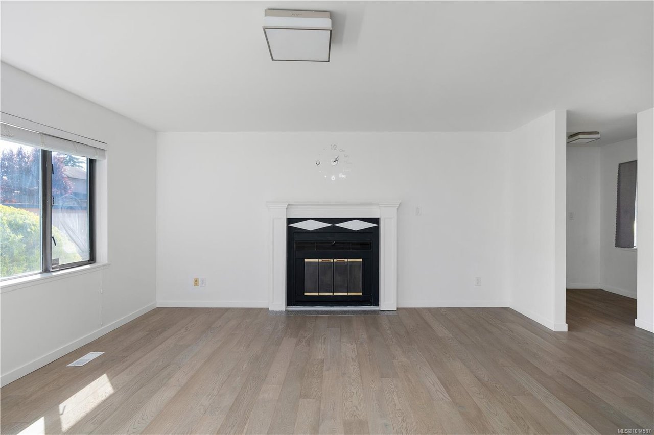 4101 Scoones Pl, Saanich