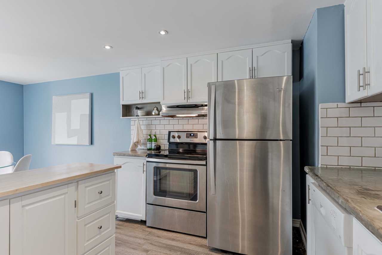COLONIAL-STYLE HOME OFF LAKE SIMCOE