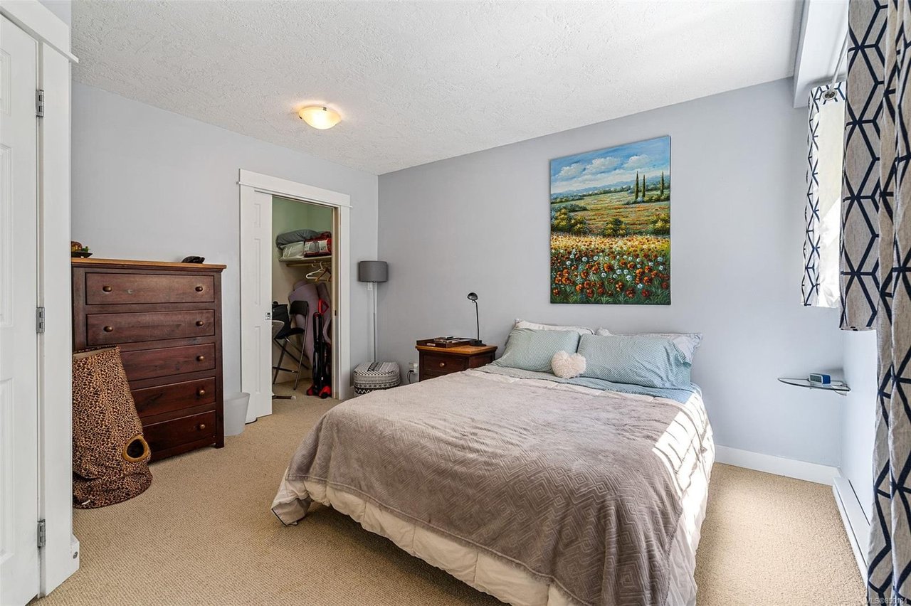 2-933 Empress Ave