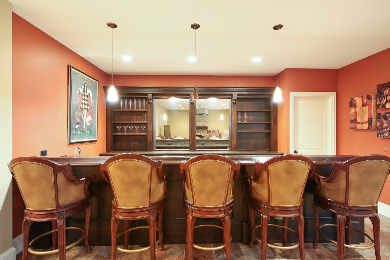 Chic & Elegant Home Near High School