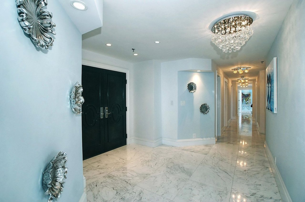 1073 Hillsboro Mile, #5N