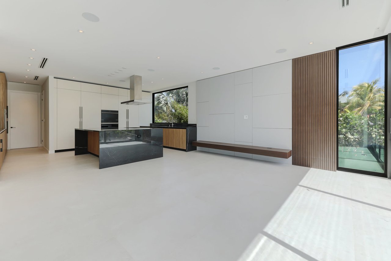 4585 Nautilus Dr