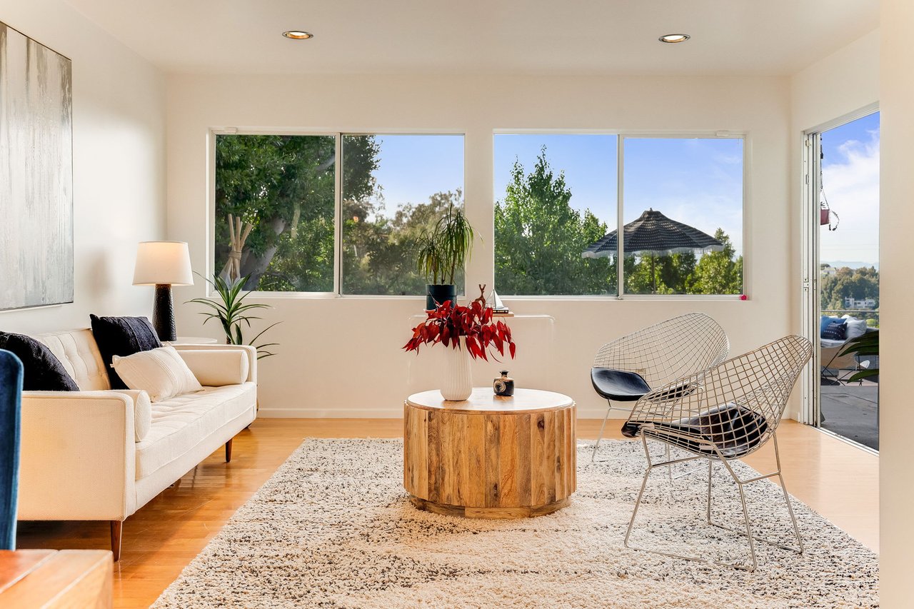 deLIGHTfull Mid Century in the Studio City "Donas"
