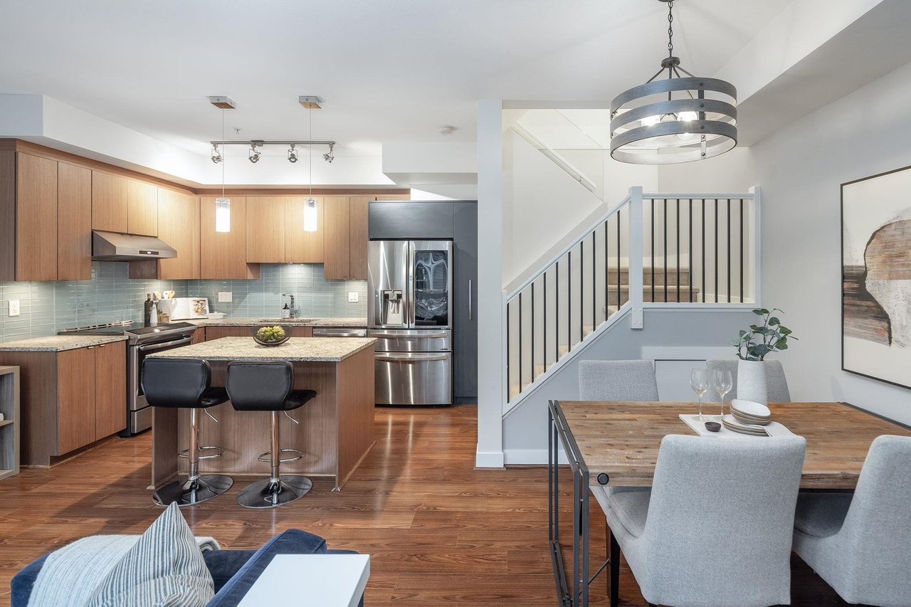 208-735 W 15th St