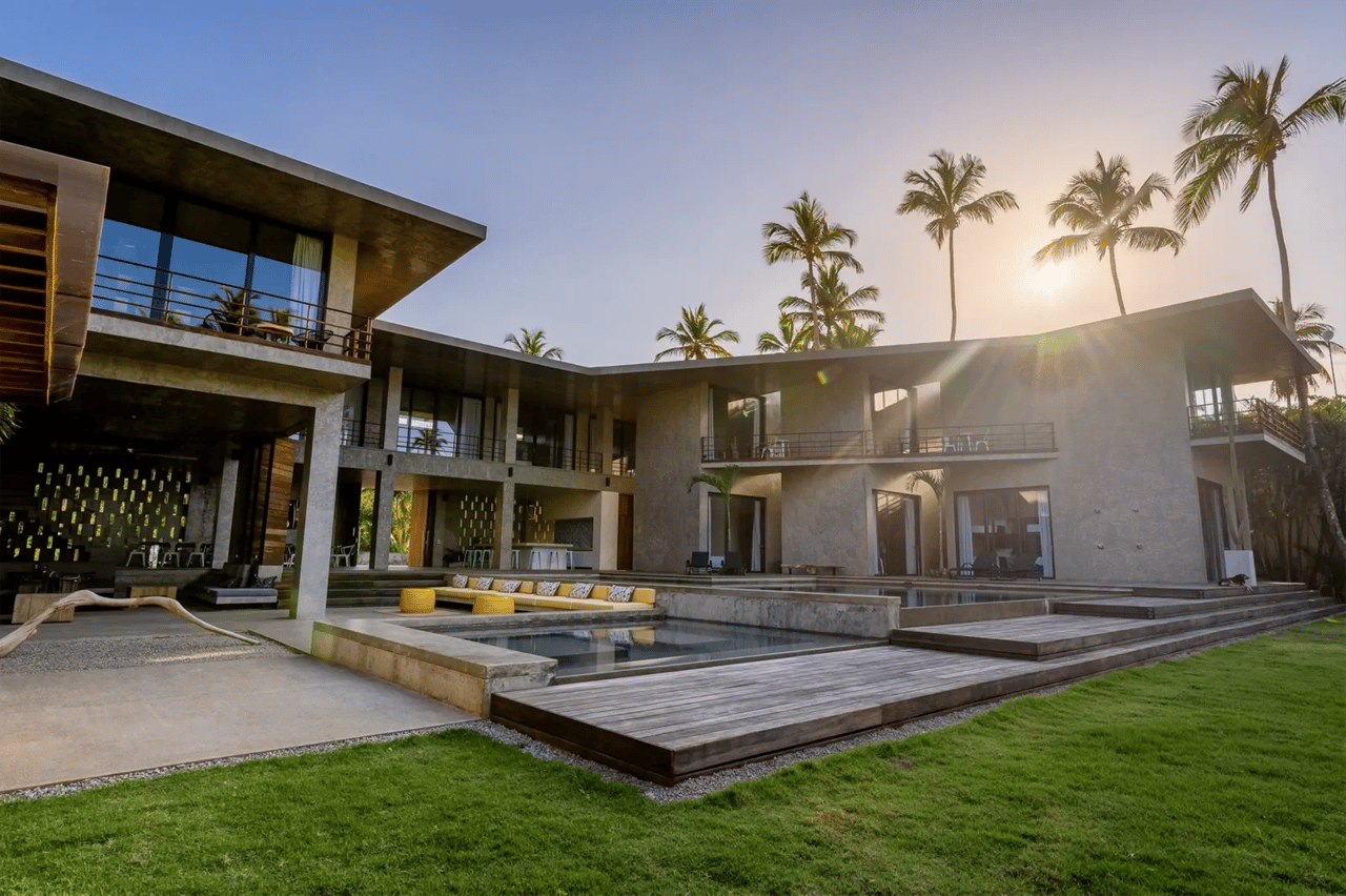 Beachfront Luxury Retreat: Contemporary Villa With Stunning Views and Unrivaled Amenities