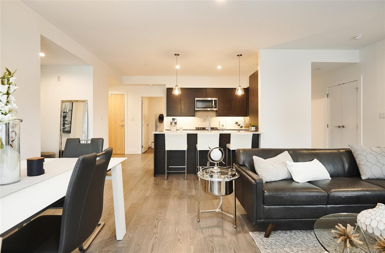 301-10670 McDonald Park Rd, North Saanich