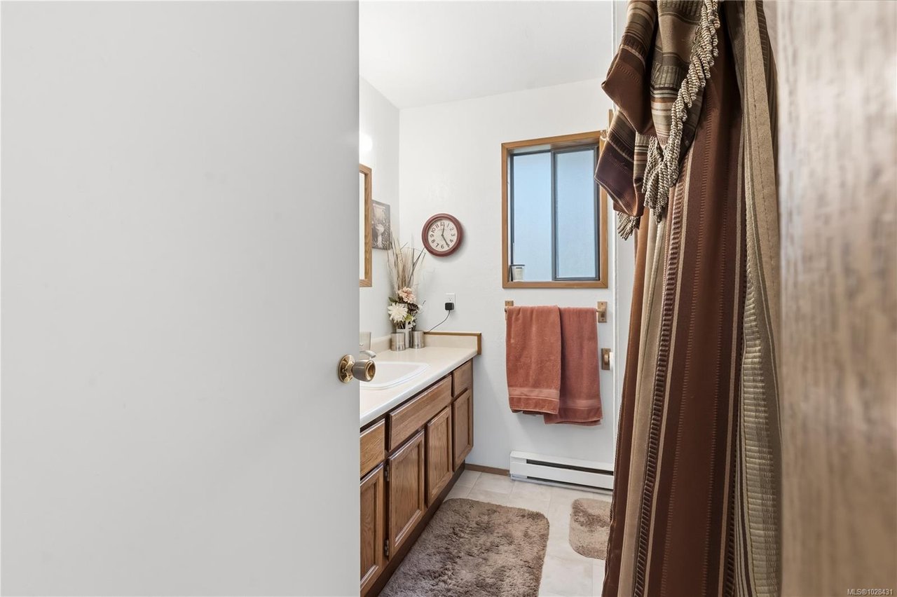 1639 Holly Cres