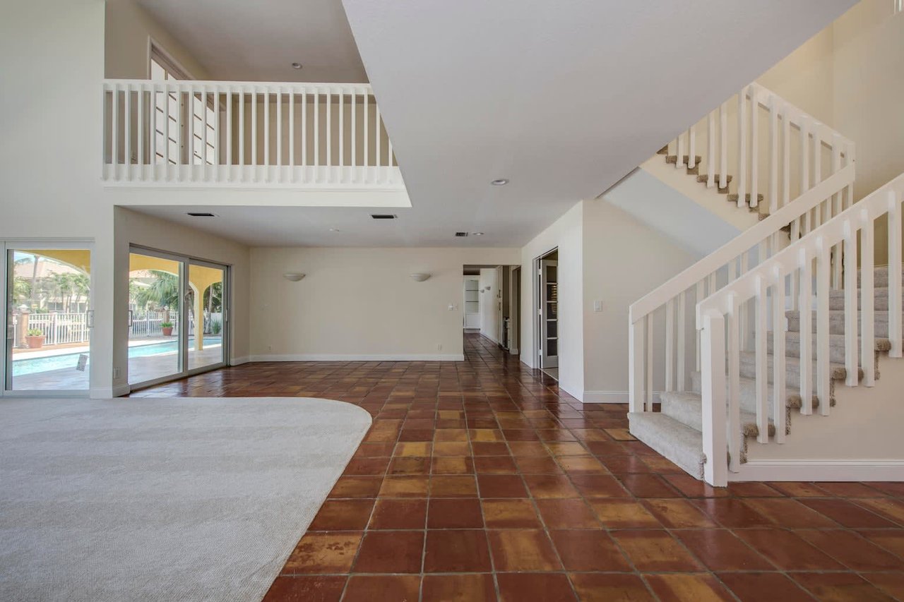 915 Hyacinth Dr