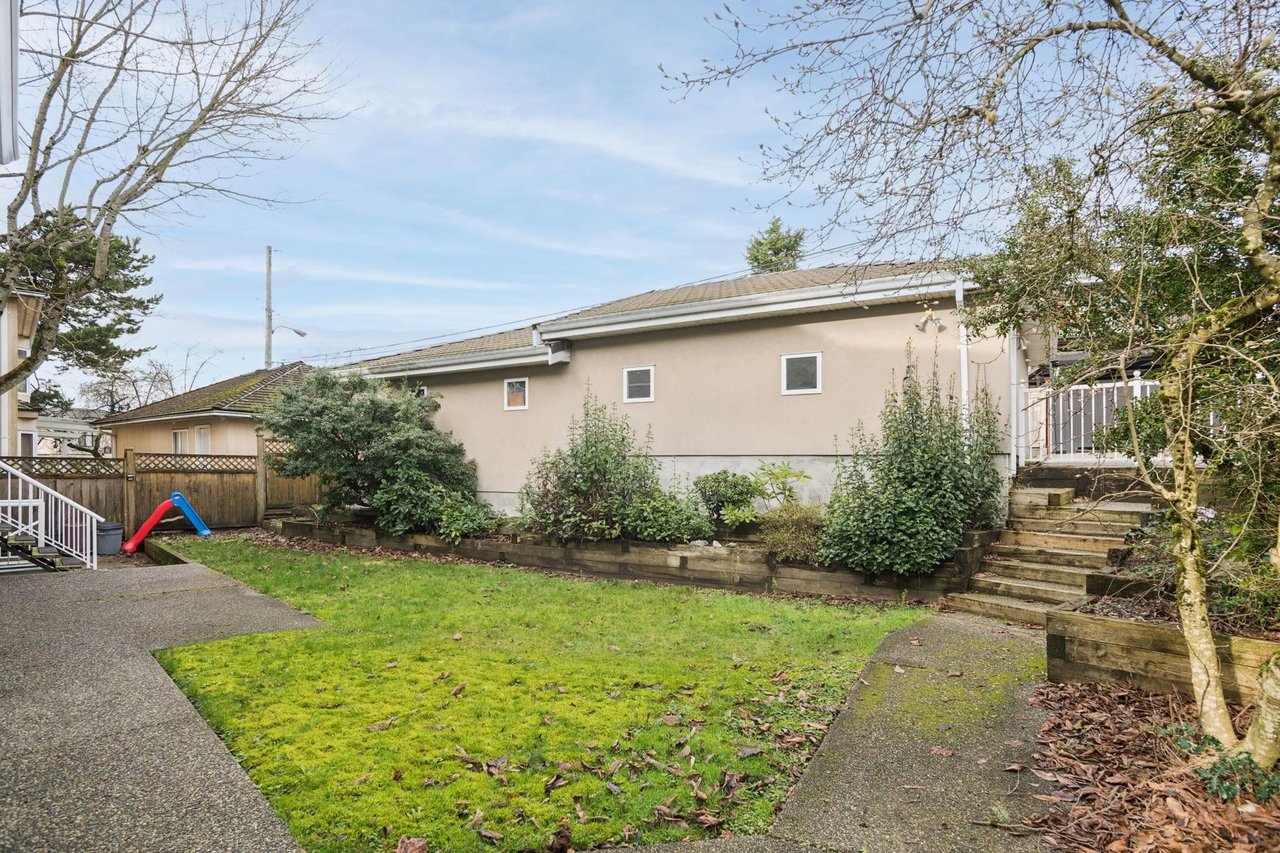2085 Qualicum Dr