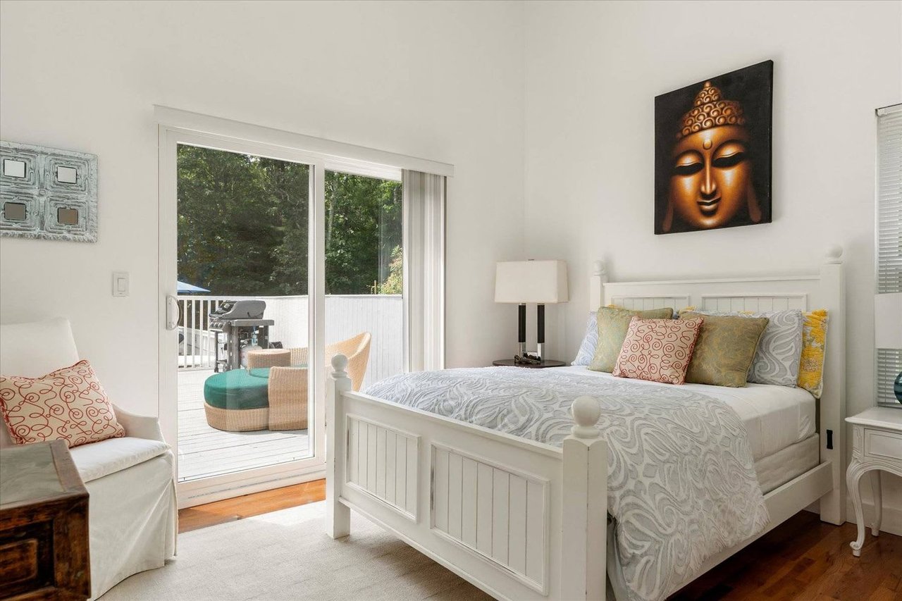 LIGHT AND BRIGHT, COMFY AND CLEAN. EAST HAMPTON SUMMER RENTAL