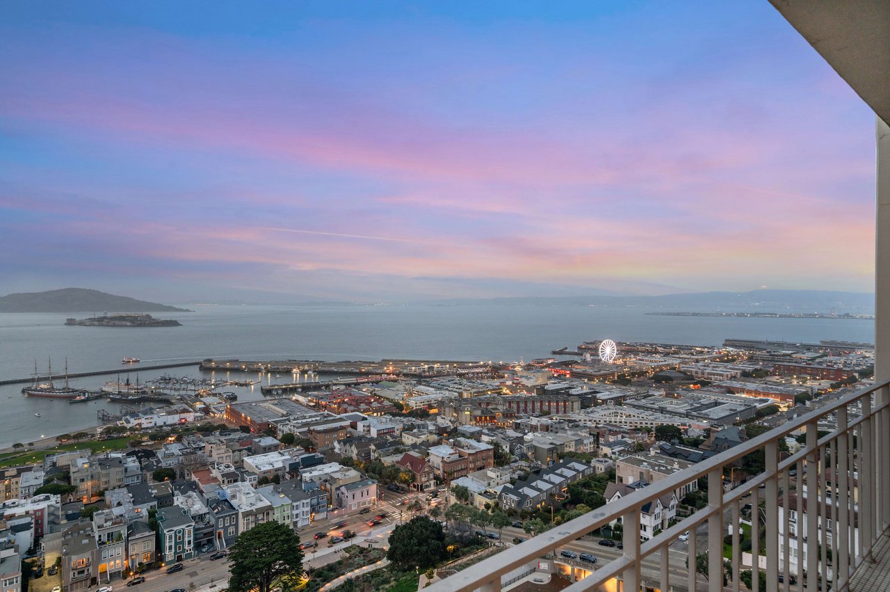 Three Bedroom Apartment With Golden Gate View