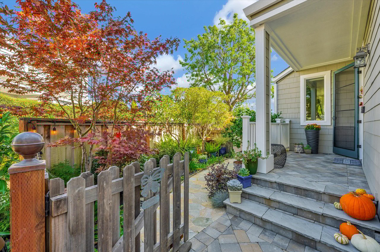17 Crystal Creek Ct