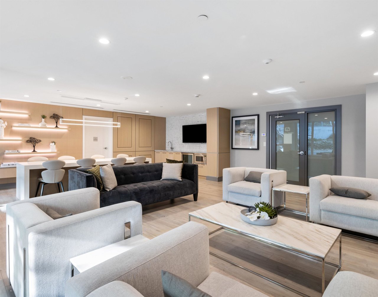 1106-3533 Ross Dr