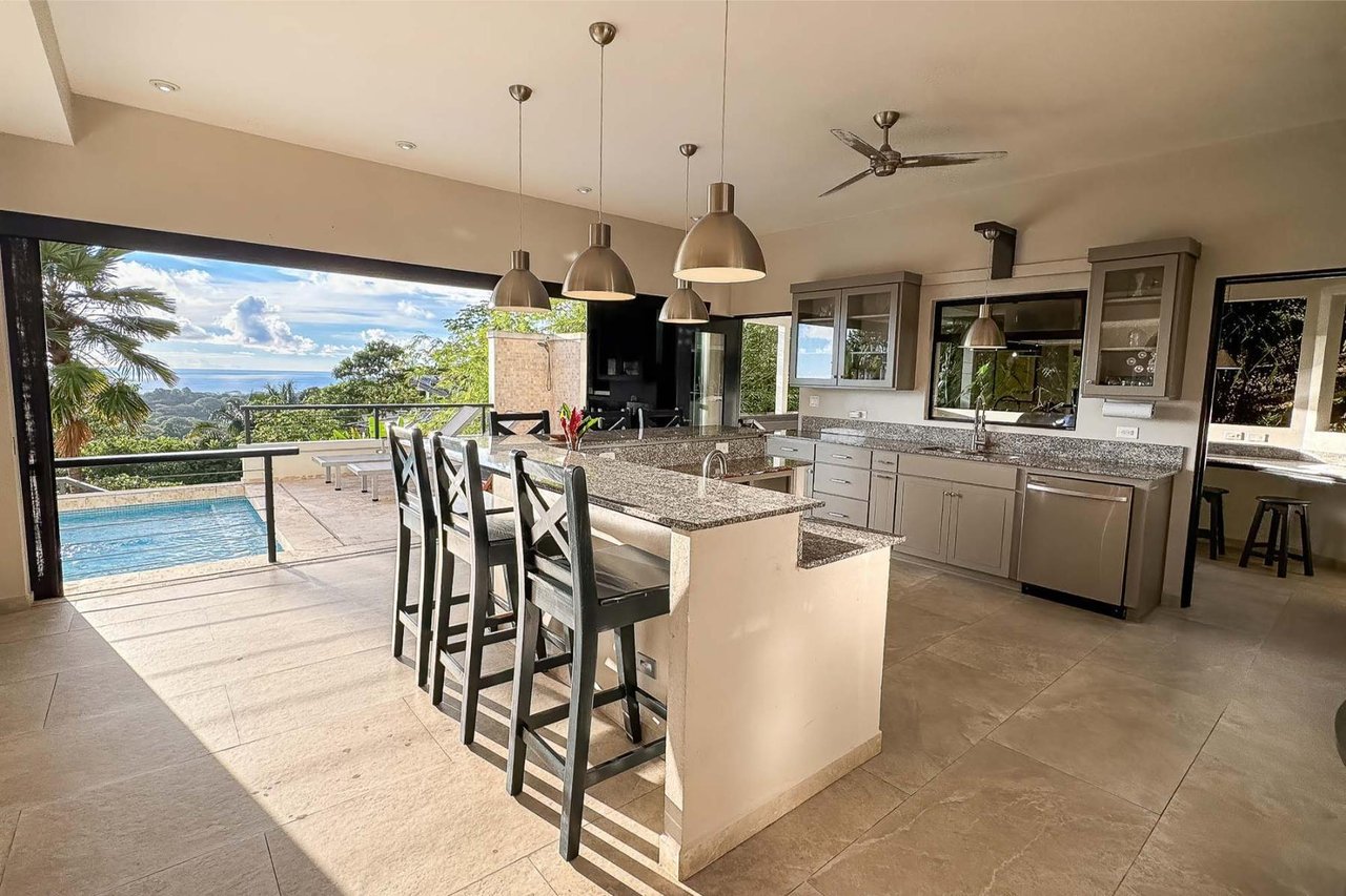 Hilltop Villa with Infinity Pool, Uvita, Puntarenas